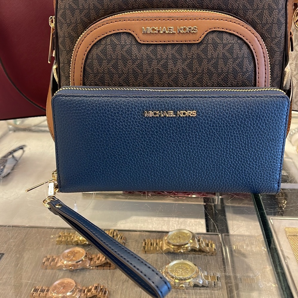 MICHAEL KORS LARGE TRAVEL CONTINENTAL WRISTLET WALLET NAVY BLUE COLOR
NWT - Picture 15 of 16